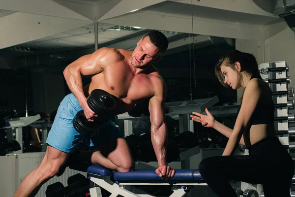 Allenatore Donna Con Uomo Muscolare Che Allenamento Funzionale Facendo Bicipiti — Foto Stock