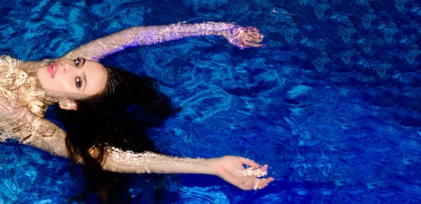 Yüzme Havuzuna Şehvetli Bakışları Olan Güzel Seksi Tutkulu Bir Kadın — Stok fotoğraf