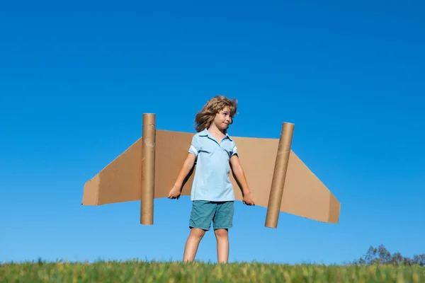 子供の想像力 屋外で楽しんで紙の翼を持つ子供のパイロット 夏休みと旅行のコンセプト — ストック写真