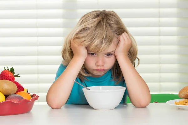 食欲のない子供の肖像画 食欲の喪失の概念 子供の10代の少年7 9歳の健康的な食品野菜を食べる 野菜と朝食 — ストック写真