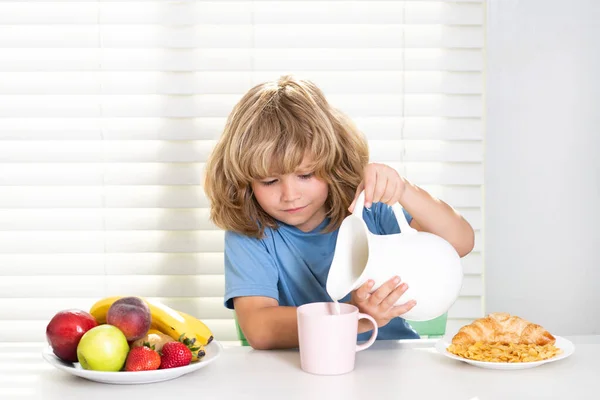 Bambino Che Versa Latte Intero Mucca Bambino Che Mangia Cibo — Foto Stock