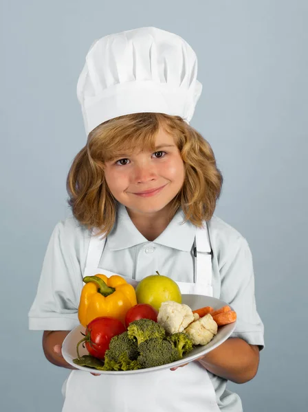 Детский Повар Держит Тарелку Овощами Готовит Еду Изолированном Сером Фоне — стоковое фото