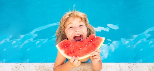 Barn Äter Vattenmelon Nära Poolen Sommarlovet Barn Äter Frukt Utomhus — Stockfoto