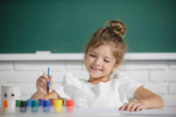 Уроки Живописи Рисования Милая Маленькая Дошкольница Рисует Школе Детская Живопись — стоковое фото