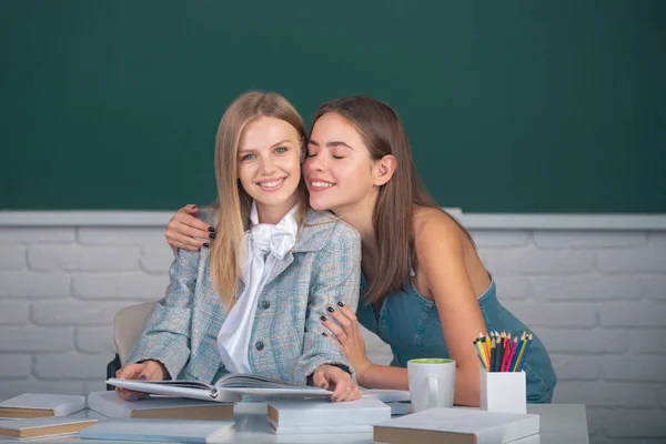 Due Belle Studentesse Amiche Studiano Abbracciandosi Abbracciandosi Insieme Classe College — Foto Stock