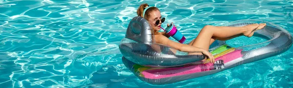 Ferienkonzept Mädchen Auf Aufblasbarer Matratze Heißer Sommertag Schwimmbad Resort Banner — Stockfoto