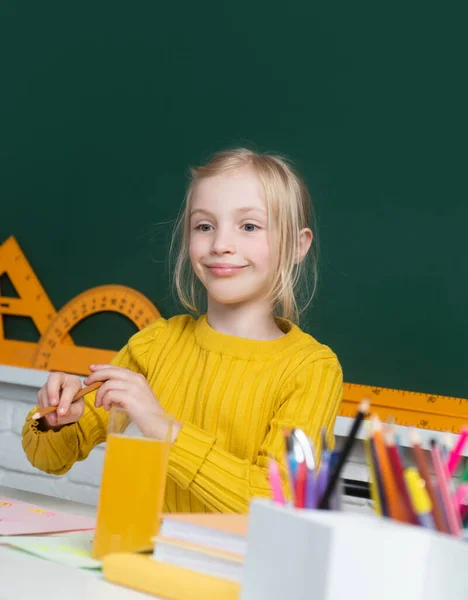 かわいい小学生の女の子は教室で勉強します 天才児 知識の日 子供の教育と知識 — ストック写真