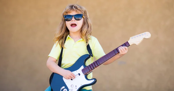 Junge Mit Gitarre Kindermusiker Spielt Gitarre Wie Ein Rockstar Freien — Stockfoto