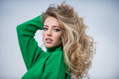 Temiz ciltli, doğal makyajlı güzel romantik bir kız. Güzel genç bir kadının portresi. Şehvetli, güzel bir kadın modelin yüzünü yakından çek. Doğal güzellik kadını.