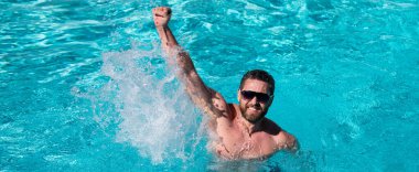 Havuz tatili. Havuzdaki heyecanlı adam. Yaz tatili. Yaz adamı. Tasarım başlığı için pankart, kopyalama alanı