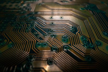 Devre kartı. Yolları ve diğer bileşenleri olan teknolojik elektronik plaka, seçici odaklanma. Teknoloji geçmişi, elektronik dokusu