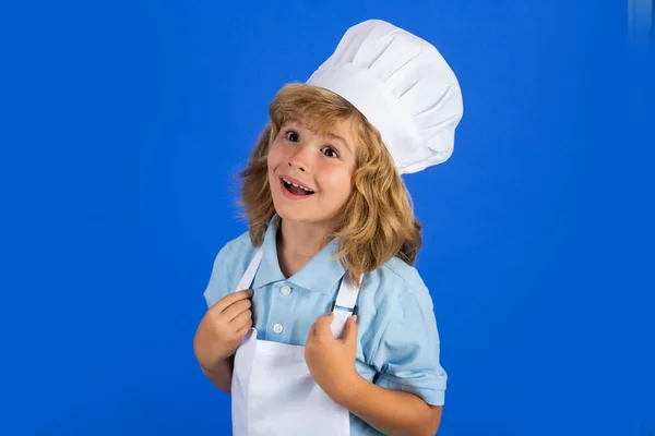 Çocuk Aşçı Mavi Üzerine Izole Edilmiş Aşçı Şapkası Önlükle Mutfakta — Stok fotoğraf