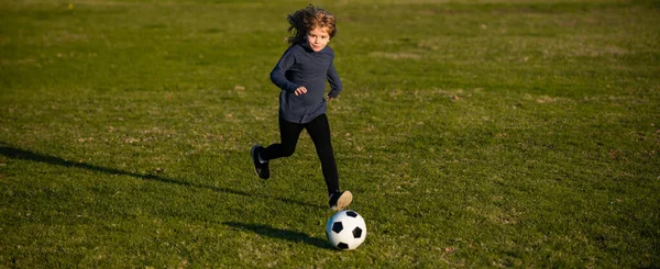 Piłkarzyk Grający Futbol Chłopiec Gra Piłkę Nożną Boisku Dzieci Zdobywają — Zdjęcie stockowe