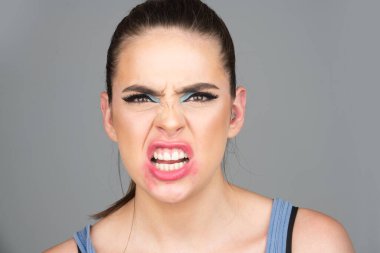 Kızgın kadın. Çığlık, nefret, öfke. Düşünceli kadın öfkeli, kızgın ve stresli.