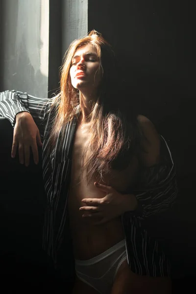 Sexy Donna Seducente Sensuale Giovane Modello Cercando Sedurre Studio Nero — Foto Stock