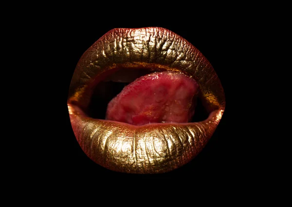 金の唇 口に金泥を塗る 女性の口の中に黄金の唇 官能的なセクシーな唇 孤立した女性黄金の口とともに舌アウト — ストック写真