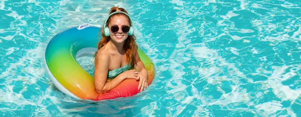 Mujer Anillo Natación Concepto Humor Verano Piscina Resort Días Verano —  Fotos de Stock