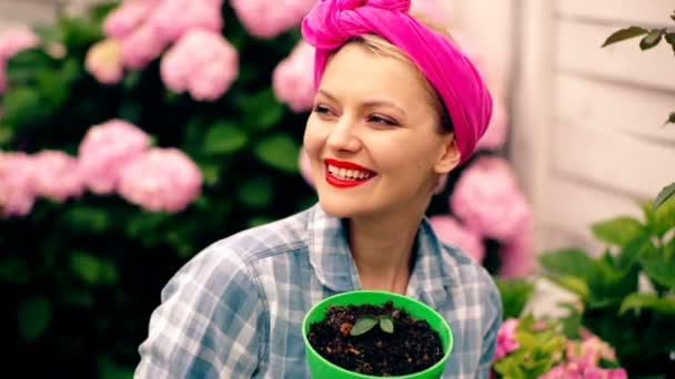 Mujer Sonriente Feliz Preocupa Por Las Flores Concepto Cuidado Cultivo — Vídeos de Stock