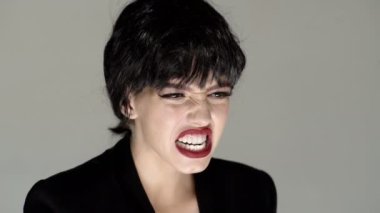 Bağıran ağız, çığlık atan yüz. Öfkeli kadın öfkeyle bağırıyor, öfkeli ve tehlikeli. Öfkeyle bağıran bir kız. Öfke ve agresif kavram