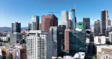 Los Angeles şehir merkezindeki gökdelenler, İHA ile Los Angeles 'a uçmak, en iyi hava manzarası. Los Angeles şehir merkezi. Los Angeles, CA, ABD, 10 Mayıs 2022