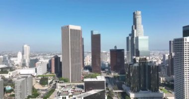 Kaliforniya 'da mavi gökyüzü güneşli bir günde Los Angeles' ın güzel ve manzaralı şehir manzarası.