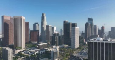 Los Angeles 'ta arabalı bir çevre yolu, Los Angeles' ta trafik. Los Angeles şehir merkezinin hava görüntüsü. Ünlü gökdelenler