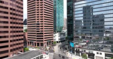 Los Angeles şehir merkezinin havadan görüntüsü, İHA 'yla Los Angeles' a uçmak, gökdelenlerin şehri. Los Angeles, CA, ABD, 1 Haziran 2022