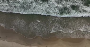 Hava manzaralı deniz dalgaları. Atlantik Okyanusu plajı. Su dokusu. Deniz suyunun en üst görüntüsü