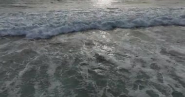 Okyanus kumlu plajı. Güzel deniz ve vahşi sahil. Tropik plajın üst manzarası. Arkaplan dalgalı soyut deniz suyu
