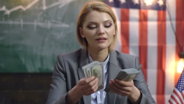 Amerikalı Kadını Dolar Sayar Nakit Tutar Amerikan Doları Sayıyorum Bankacılık — Stok video