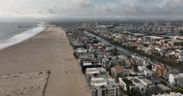 マリーナ マリーナ マリーナ レイ海岸のドローンによる空中ビュー — ストック動画