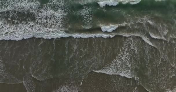Denizin Dalgaları Gibi Okyanusun Suları Kumsalda Manzaralı Kıyı Şeridinde Dönüyor — Stok video