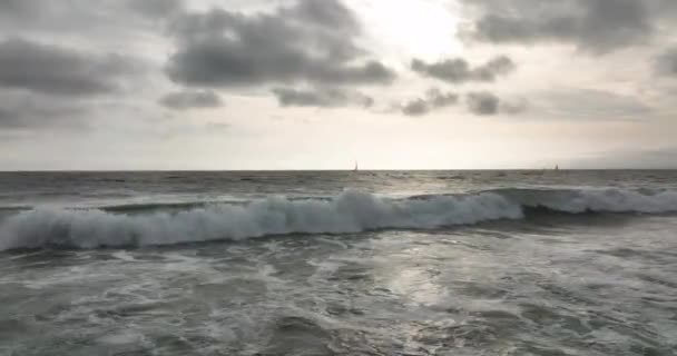 海の砂浜 美しい海と野生のビーチ 熱帯のビーチのトップビュー 波を背景にした抽象的な海水 — ストック動画