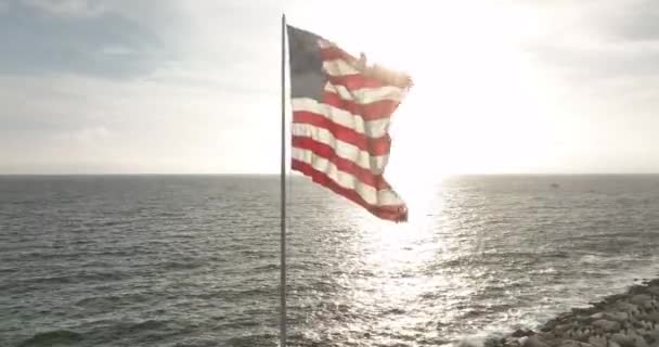 Πτήση Τηλεκατευθυνόμενο Κορυφαία Εναέρια Άποψη Αμερικανική Σημαία Σημαία Κοντάρι Αμερικανική — Αρχείο Βίντεο