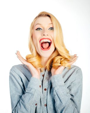 Şaşırmış genç bir kadının şok olmuş yüzü. Komik kadın şok olmuş yüz ifadesi. - İnanılmaz. El sallayan heyecanlı kadın portresi. Şaşırtıcı bir şekilde ağzını açtın.