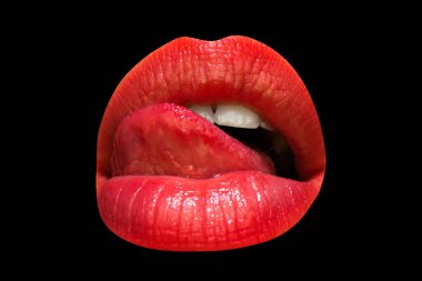 Dil ve seksi kadın dudakları, şehvetli kadınlar ağzı açık, izole bir arka plan. Dil, şehvetli dudakları yalar. Dili olan kadın ağzı seksi dudağını yaladı.