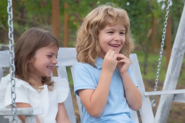 Portrait Frère Une Sœur Souriants Dans Parc Été Extérieur Petits — Photo