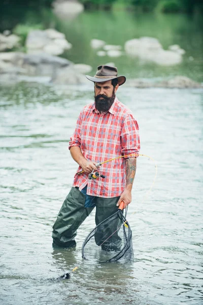 漁師は魚を捕まえた 川で釣りをする男 — ストック写真