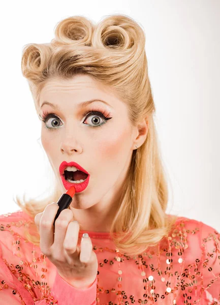Jonge Vrouw Brengt Lippenstift Aan Lippen Sexy Make Voor Het — Stockfoto