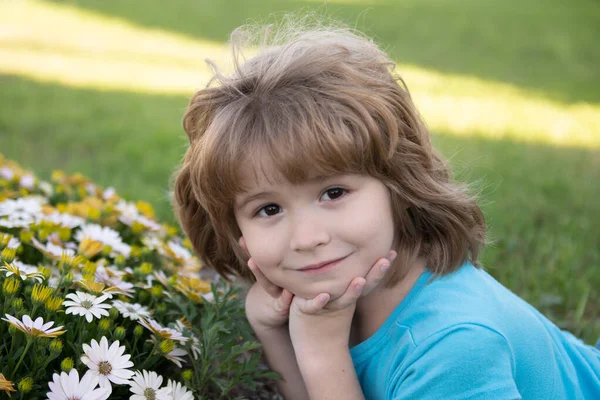 Çiçek Açan Yaz Bahçesinde Çiçek Toplayan Sevimli Küçük Çocuk Bahar — Stok fotoğraf