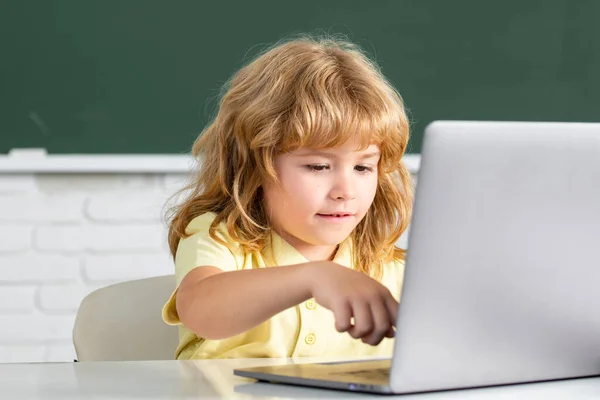 Leuk Klein Kind Met Behulp Van Laptop Computer Kid Boy — Stockfoto