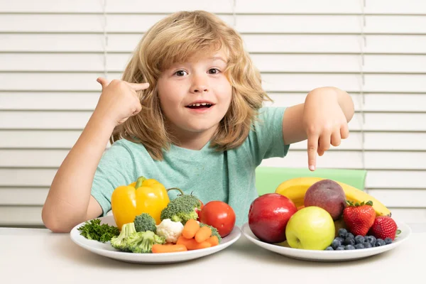 Groenten Fruit Kind Eet Biologisch Voedsel Gezonde Groenten Met Vitaminen — Stockfoto