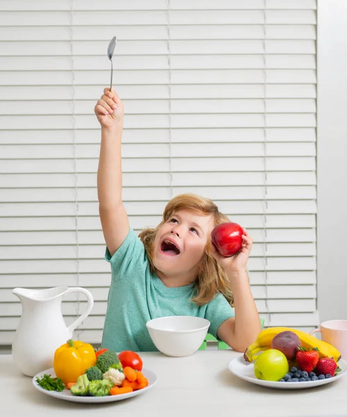 Een Beetje Opgewonden Verbaasd Kind Jongen Met Een Gezond Ontbijt — Stockfoto