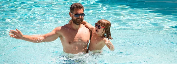 Padre Hijo Nadando Piscina Fin Semana Familiar Verano Banner Para — Foto de Stock