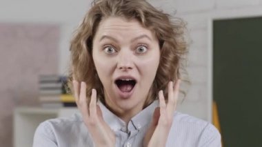 Öğrenci. Gülümseyen neşeli bayan öğretmen. Okulda gülümseyen kız öğrenci ya da kadın öğretmen portresi. Duygular şaşırmış yüzler