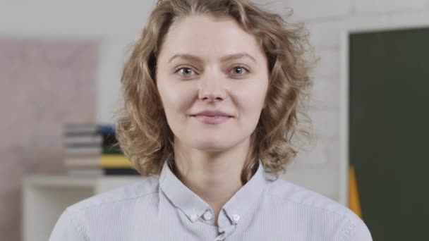 Guru Wanita Muda Yang Bahagia Potret Menutup Kepala Siswa Perempuan — Stok Video