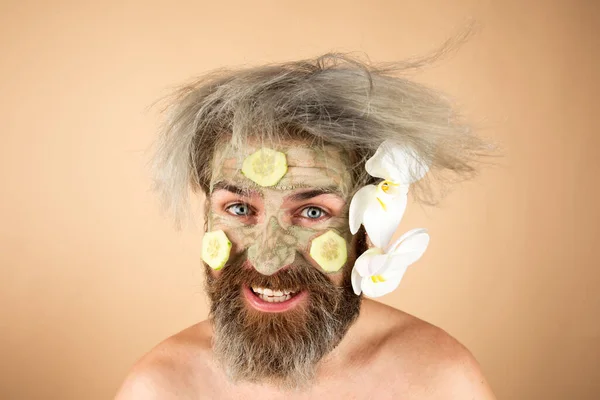 Yüzünde Balçık Maskesi Salatalık Dilimleri Olan Komik Bir Adam — Stok fotoğraf