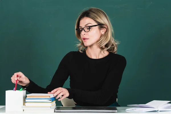 Moderno Profesor Atractivo Retrato Una Joven Inteligente Gafas Con Libro —  Fotos de Stock