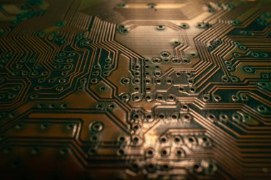 Elektronik devre kartı teknolojisi geçmişi. Elektronik plaka kalıbı. Devre kartı, elektrik şeması. Teknoloji geçmişi. Mikroçipleri ve kapasitörleri alınmış elektronik mikro devre.