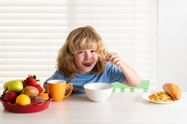 Kind Dat Biologisch Gezond Voedsel Eet Gezonde Groenten Met Vitaminen — Stockfoto